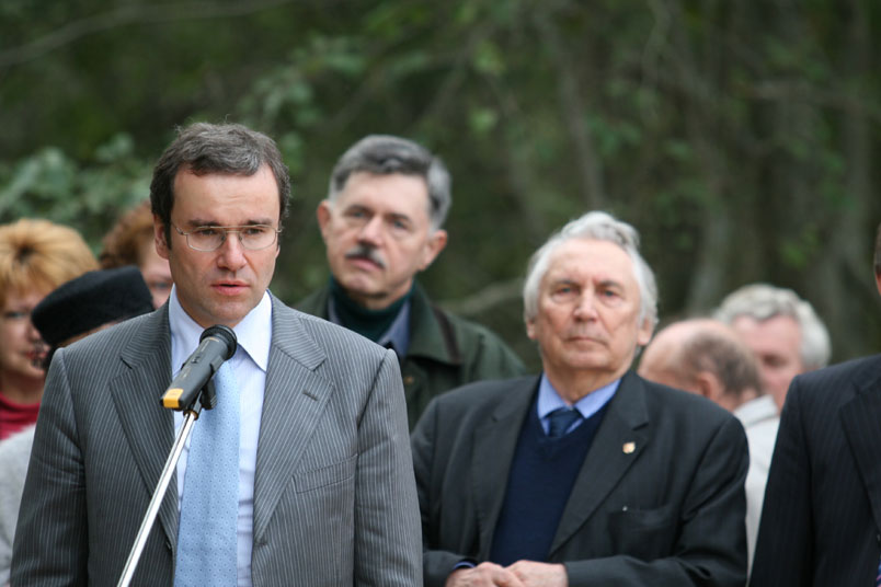 The Governor of Tver region Dmitry Zelenin is speaking at the opening of the monument to the Russian artist Grigory Soroka