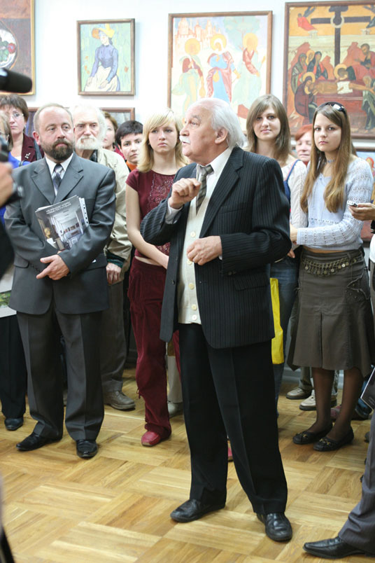 Victor Ivanov at his personal exhibition opening in Ryazan museum